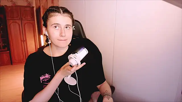 Snapshot of KristinaScott chatting on 02.13.26 KristinaScott online show from 02.13.26