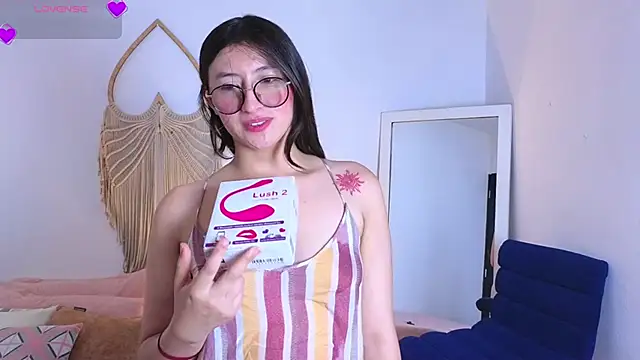 Snapshot of ChaosDoll__ chatting on 12.19.25 ChaosDoll online show from 12.19.25