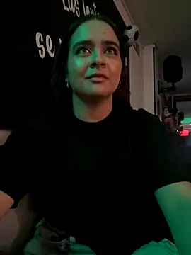 Snapshot of HANNAHBAKER00 chatting on 11.21.25 HANNAHBAKER00 online show from 11.21.25