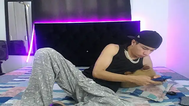 Snapshot of Anyelo_hot1111 chatting on 11.19.25 Anyelo hot1111 online show from 11.19.25