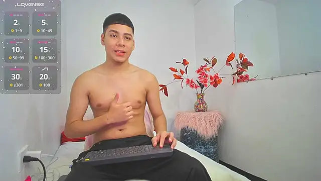 Lucastorrez01 online show from 11.21.25