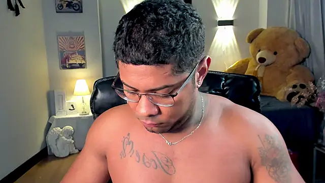 Snapshot of LEONHDZ chatting on 11.24.25 LEONHDZ online show from 11.24.25