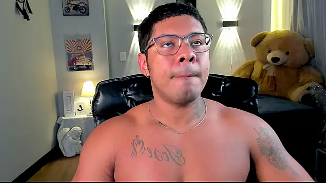 Snapshot of LEONHDZ chatting on 11.30.25 LEONHDZ online show from 11.30.25