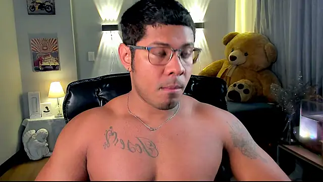 Snapshot of LEONHDZ chatting on 12.04.25 LEONHDZ online show from 12.04.25