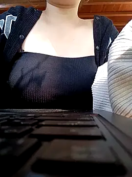 Snapshot of ChezyBaby chatting on 11.26.25 ChezyBaby online show from 11.26.25