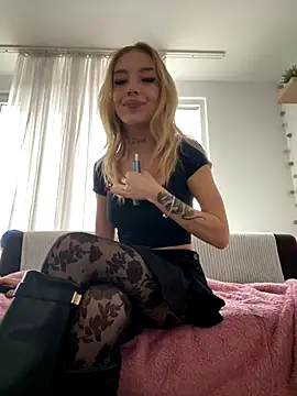 Snapshot of lunababy77 chatting on 12.05.25 lunababy77 online show from 12.05.25