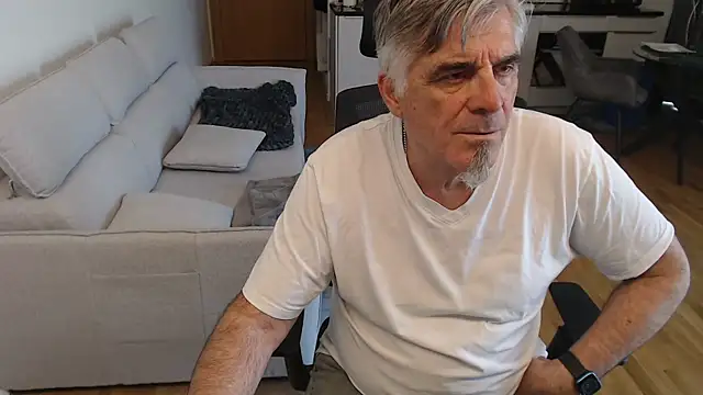 Buidapest online show from 04.18.26