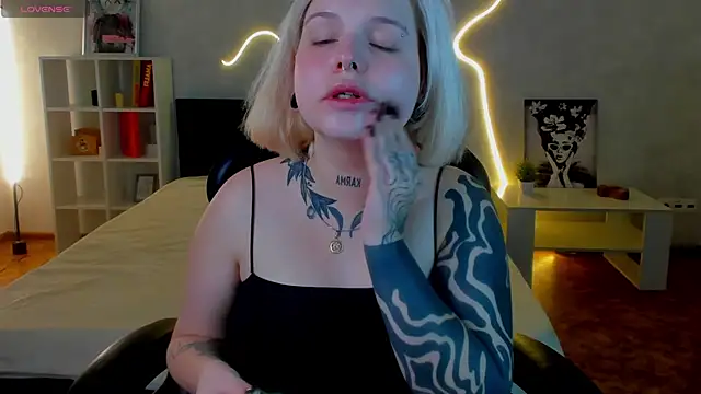 Snapshot of shadow__purrr chatting on 11.19.25 shadow purrr online show from 11.19.25