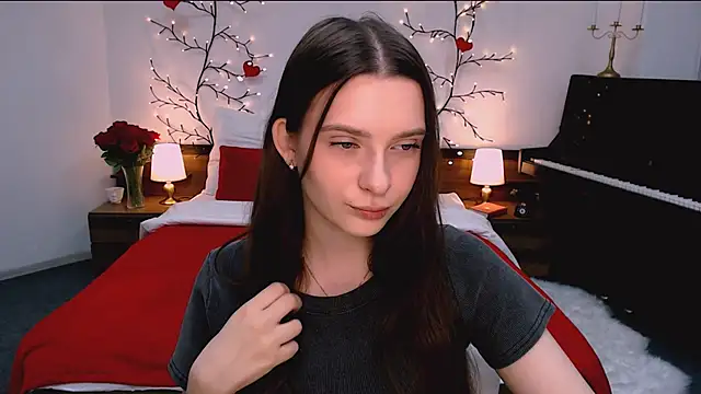 Snapshot of charming_berry chatting on 11.19.25 charming berry online show from 11.19.25