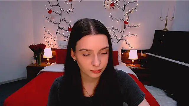 Snapshot of charming_berry chatting on 11.30.25 charming berry online show from 11.30.25