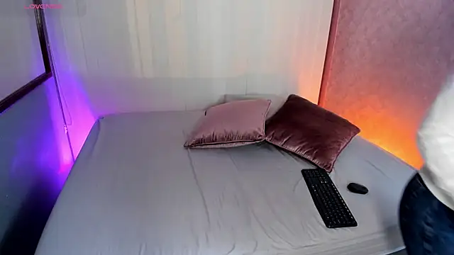 luna velvett  online show from 12.17.25