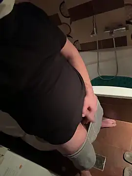 Snapshot of Locotre22 chatting on 12.04.25 Locotre22 online show from 12.04.25