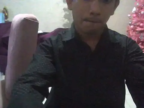 Snapshot of chikis_18 chatting on 12.20.25 chikis 18 online show from 12.20.25