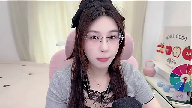 Snapshot of TTtia_ chatting on 04.28.26 TTtia online show from 04.28.26
