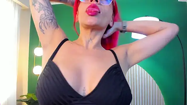 Snapshot of ambervans chatting on 11.25.25 ambervans online show from 11.25.25