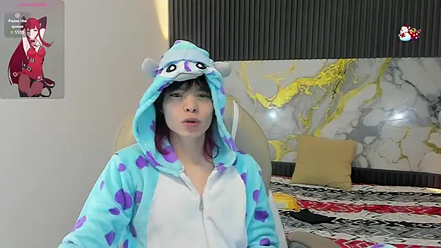 Snapshot of Sylasfrost chatting on 12.21.25 Sylasfrost online show from 12.21.25