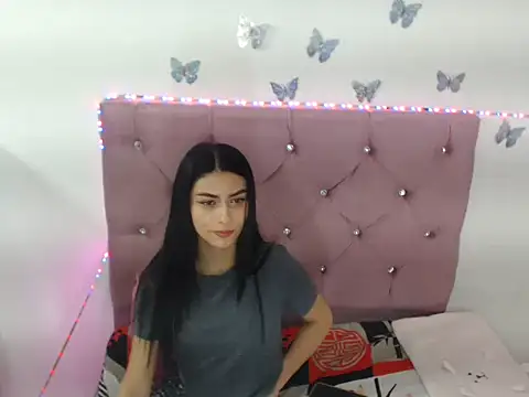 Snapshot of Isardrigue02 chatting on 11.25.25 Isardrigue02 online show from 11.25.25