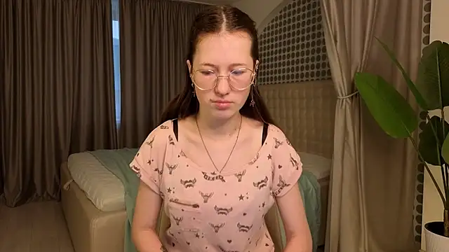 Snapshot of MiraFenech chatting on 11.30.25 MiraFenech online show from 11.30.25