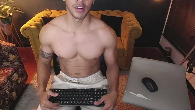 Snapshot of tayler_luke chatting on 11.27.25 tayler luke online show from 11.27.25