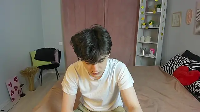 Snapshot of kevinhunter_ chatting on 11.30.25 kevinhunter online show from 11.30.25