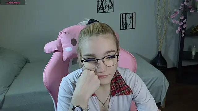 Megan Lora online show from 01.10.26