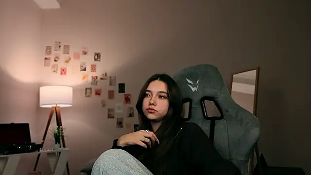 Snapshot of Vexorine chatting on 11.30.25 Vexorine online show from 11.30.25