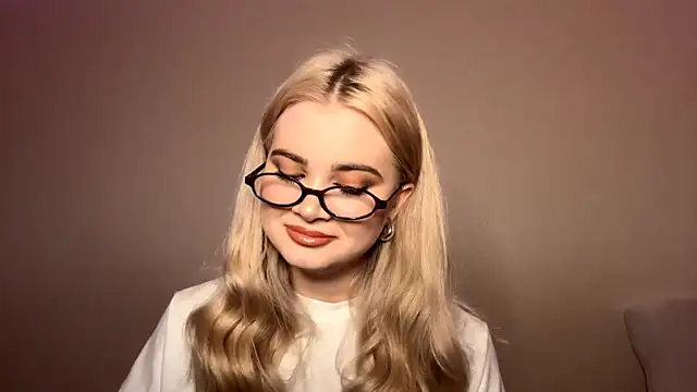 Snapshot of KarissaBoisse chatting on 11.28.25 KarissaBoisse online show from 11.28.25