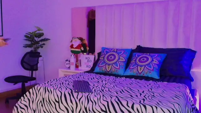 Mara Wolf01 online show from 12.18.25