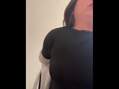 Snapshot of ____Eva____ chatting on 11.22.25 Eva online show from 11.22.25