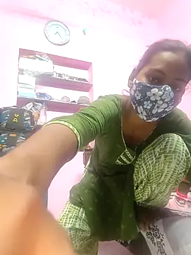 Snapshot of Hot_Naira_ chatting on 11.28.25 Hot Naira online show from 11.28.25