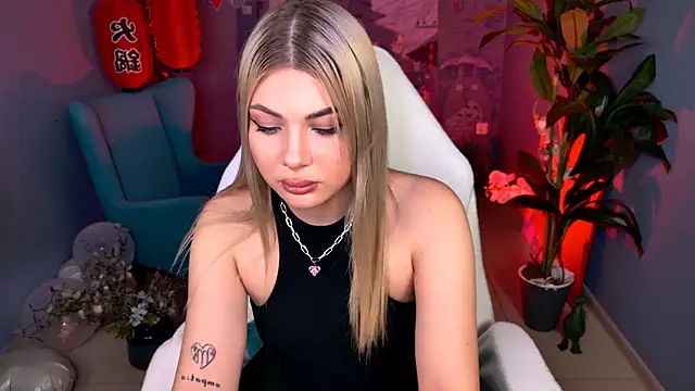 Snapshot of HyileyClark chatting on 03.02.26 HyileyClark online show from 03.02.26