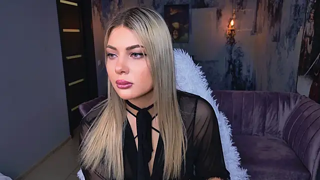 Snapshot of HyileyClark chatting on 03.04.26 HyileyClark online show from 03.04.26