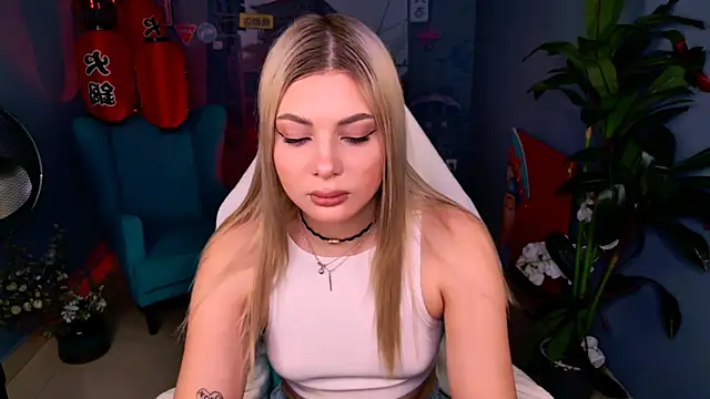 Snapshot of HyileyClark chatting on 03.15.26 HyileyClark online show from 03.15.26