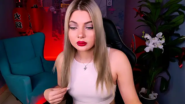 Snapshot of HyileyClark chatting on 04.06.26 HyileyClark online show from 04.06.26