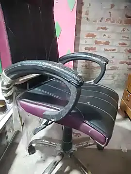 Snapshot of livaroy chatting on 11.28.25 livaroy online show from 11.28.25