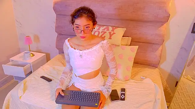 Mia Cullen online show from 12.17.25