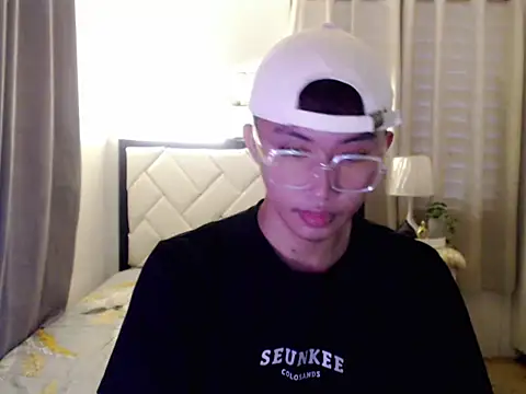 Snapshot of asiantwink0000 chatting on 02.08.26 asiantwink0000 online show from 02.08.26