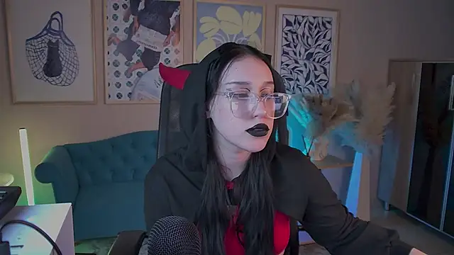 Snapshot of VivianMalone chatting on 12.03.25 VivianMalone online show from 12.03.25