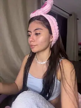 Snapshot of Stormi_Thompsonn_ chatting on 11.30.25 Stormi Thompsonn online show from 11.30.25