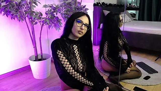 Snapshot of RavenFoxxy chatting on 12.02.25 RavenFoxxy online show from 12.02.25