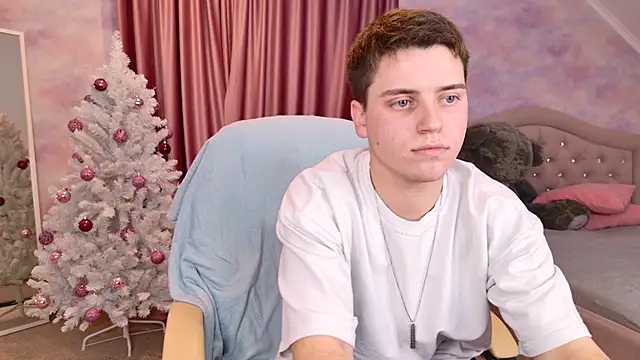 Snapshot of Olie_Sparkle chatting on 12.05.25 Olie Sparkle online show from 12.05.25