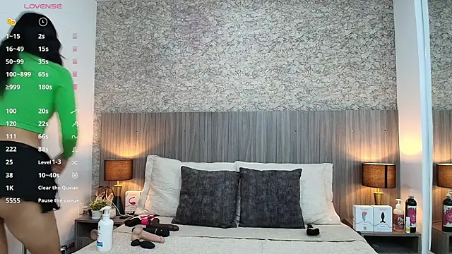 nicol alvarez online show from 04.18.26