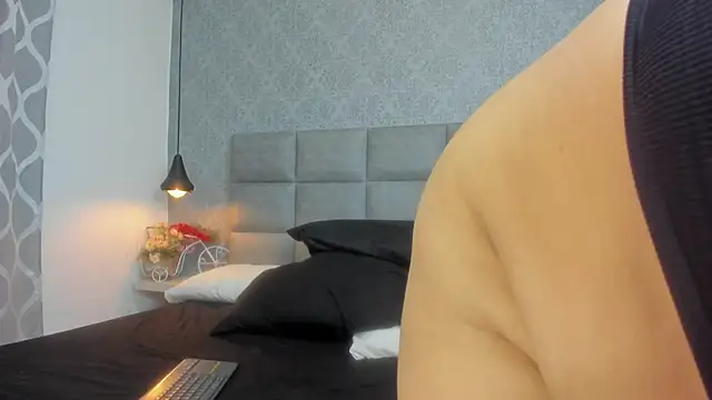 Snapshot of emilyy_r chatting on 02.26.26 emilyy r online show from 02.26.26