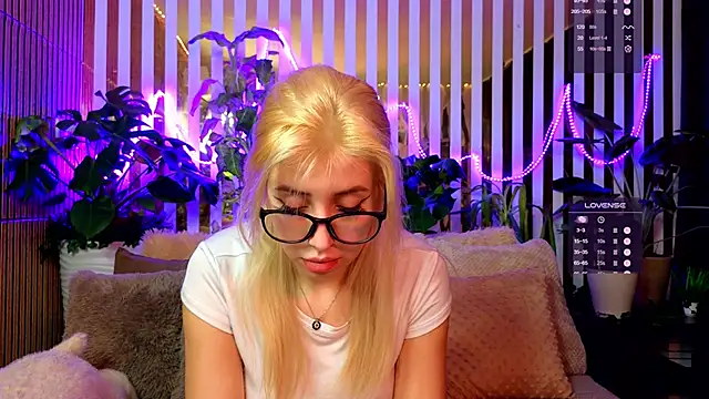 Snapshot of FlowweerGirl chatting on 12.16.25 FlowweerGirl online show from 12.16.25