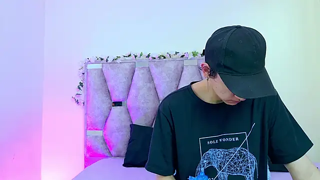 Snapshot of iris_and_damian chatting on 04.14.26 iris and damian online show from 04.14.26