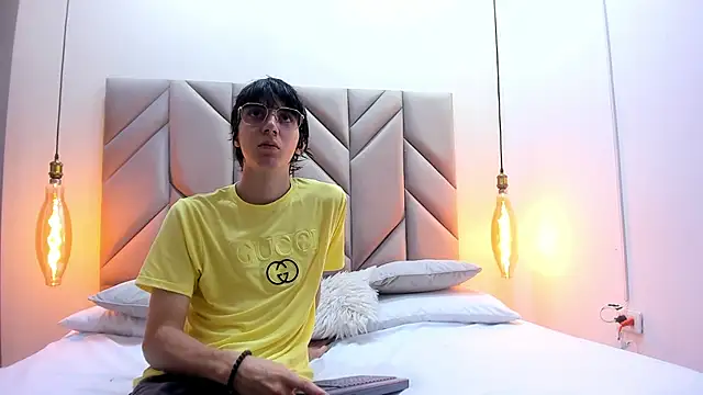 Snapshot of JeffBellfort chatting on 12.13.25 JeffBellfort online show from 12.13.25