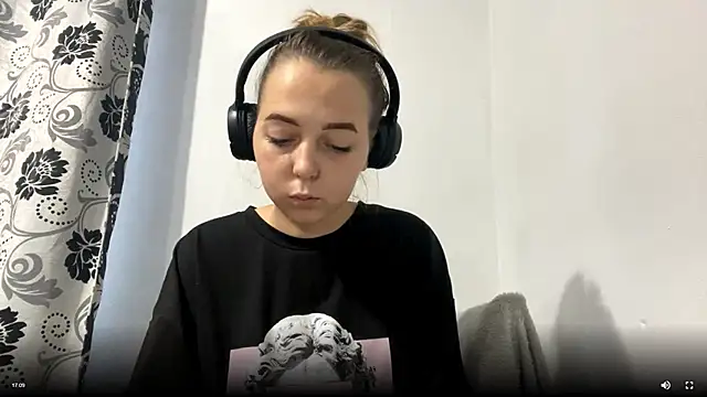 Snapshot of DavidaDao chatting on 12.04.25 DavidaDao online show from 12.04.25