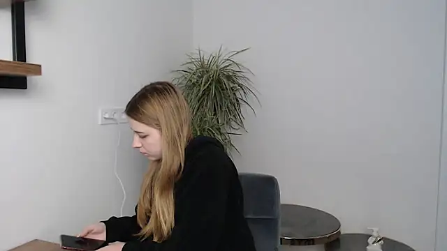 SweetBellaa  online show from 12.17.25