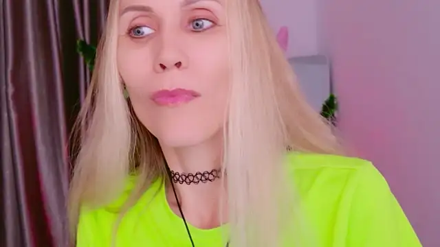 Snapshot of betty_xoxoo chatting on 12.15.25 betty xoxoo online show from 12.15.25