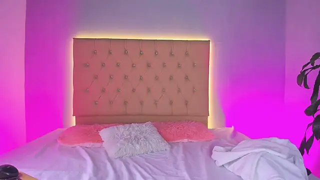 EmmaLawrence  online show from 02.12.26